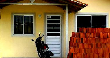 Casa com 2 quartos, banheiro, área de serviço e cozinha, 45,96m² construída