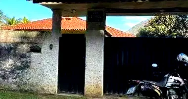 Casa em leilão com 80m² construída e 1525m² de terreno