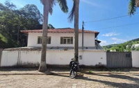 Casa Ocupada com 593m² de Área Construída em São Lourenço
