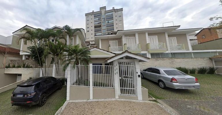Casa em condomínio fechado com 134 m², 2 vagas de garagem