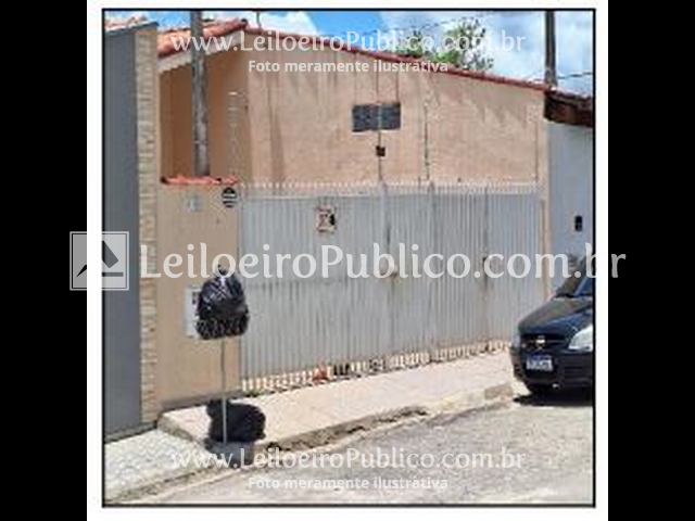 Casa aconchegante com 70,56m² de área construída e terreno amplo