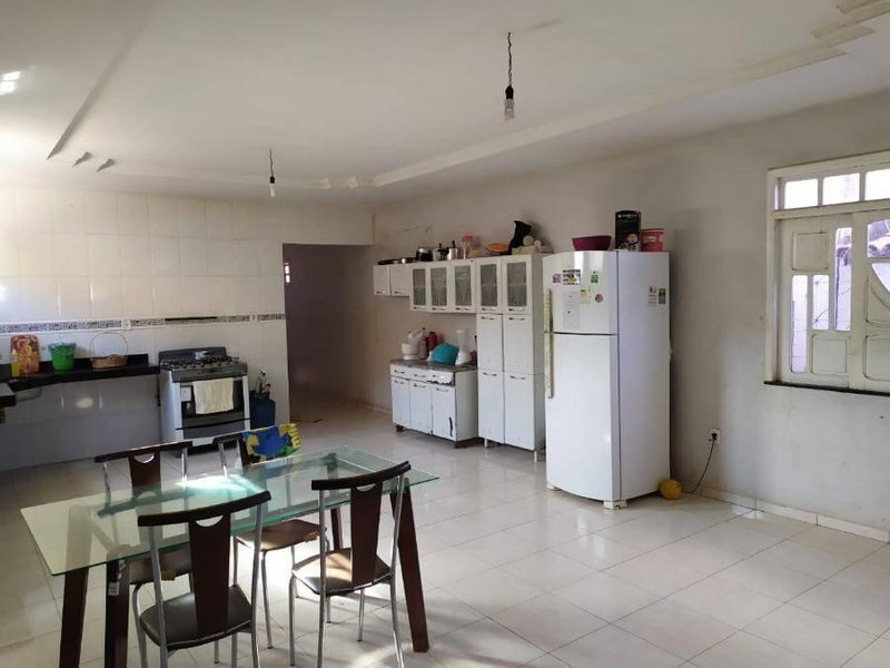 Casa com 4 quartos, 2 banheiros e 263m² de área construída -