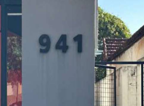Ex-agência comercial desocupada com 752m² construída e 968m² terreno