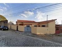 Casa com garagem e quintal no Centro
