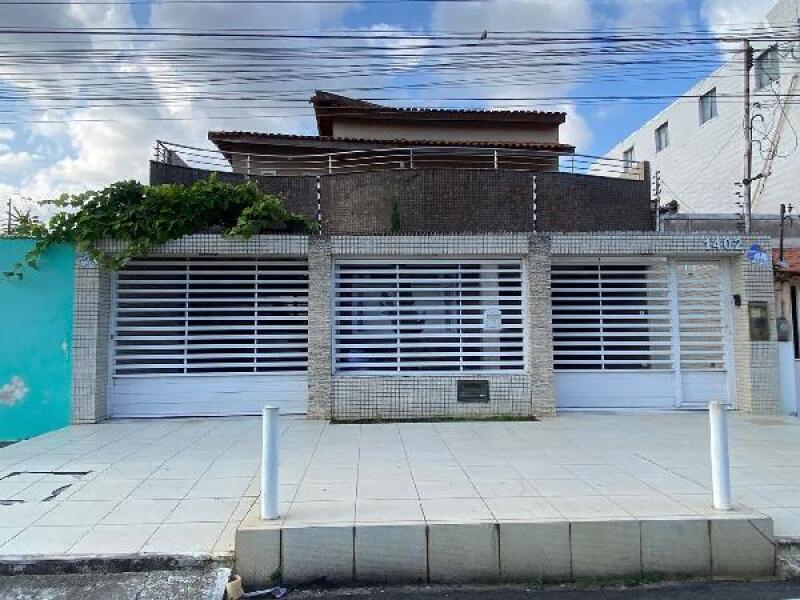 Casa com 2 quartos, 2 vagas e 261.93m² construída, desocupada