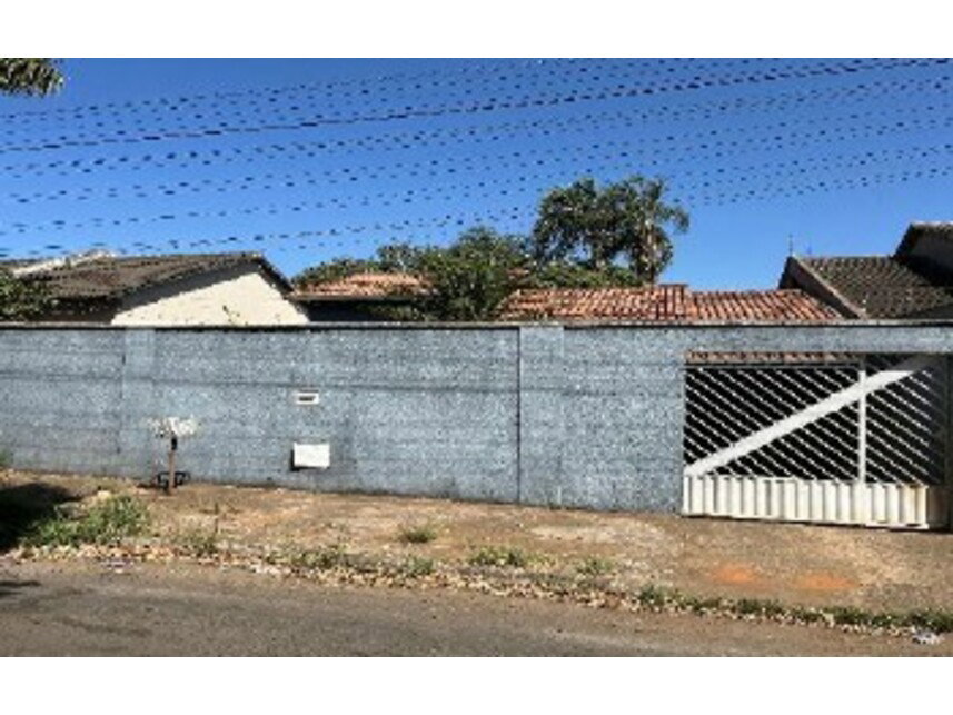 Casa com 69,85m² construídos em terreno de 378m², ocupada