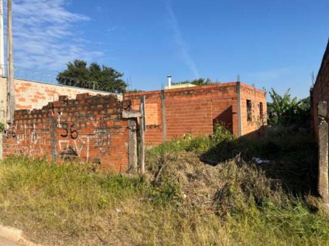 Terreno 300 m² com Construção Inacabada