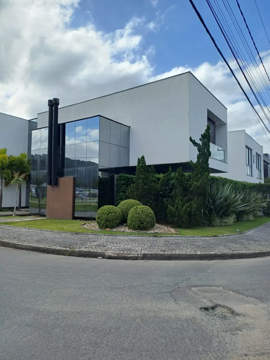 Casa de 444m² em reforma, 4 quartos, 2 banheiros, 2 vagas