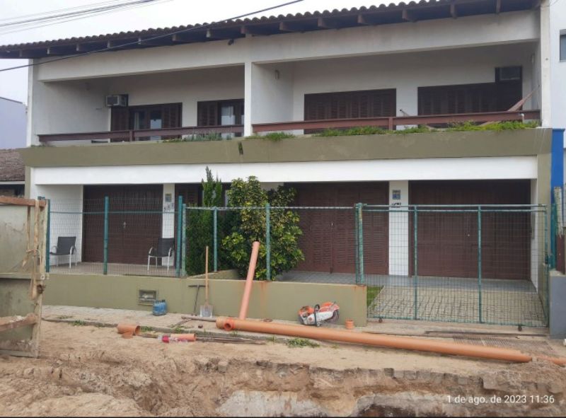 Lote de terreno 299m² com dois geminados em bom estado