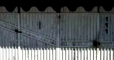 Casa com 2 quartos, 1 suíte, 2 vagas e 63m² construída, imóvel ocupado