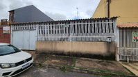 Casa com 3 quartos, 2 banheiros e área de serviço