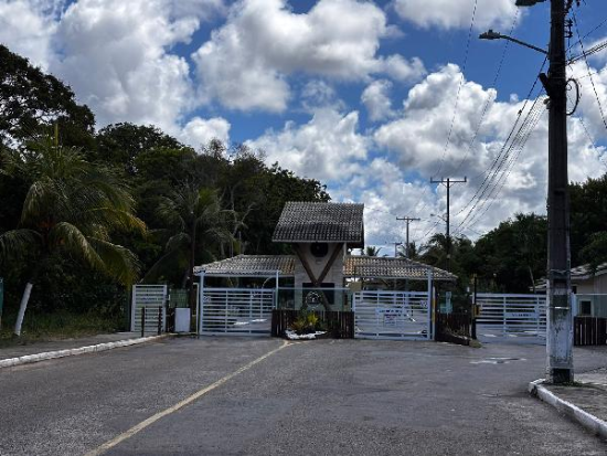 Casa com 4 quartos e 4 banheiros em Camaçari
