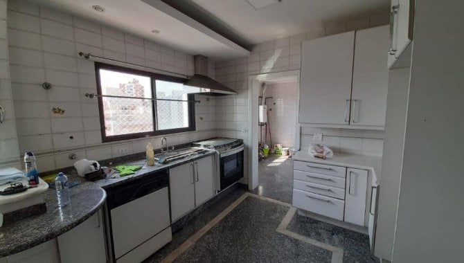 Apartamento com 6 quartos, 6 banheiros e 3 vagas de garagem