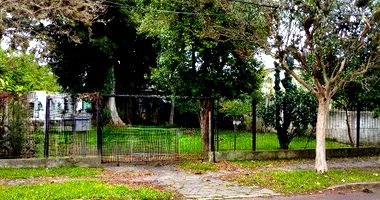 Espaçosa Casa Ocupada com 275,9 m² Construídos e 1435 m² Terreno