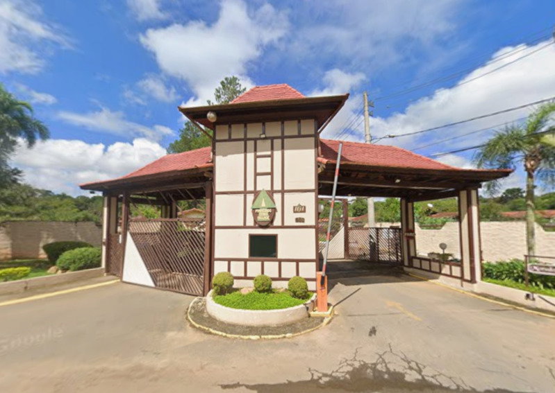 Terreno de 812,81m² em loteamento com vegetação rasteira