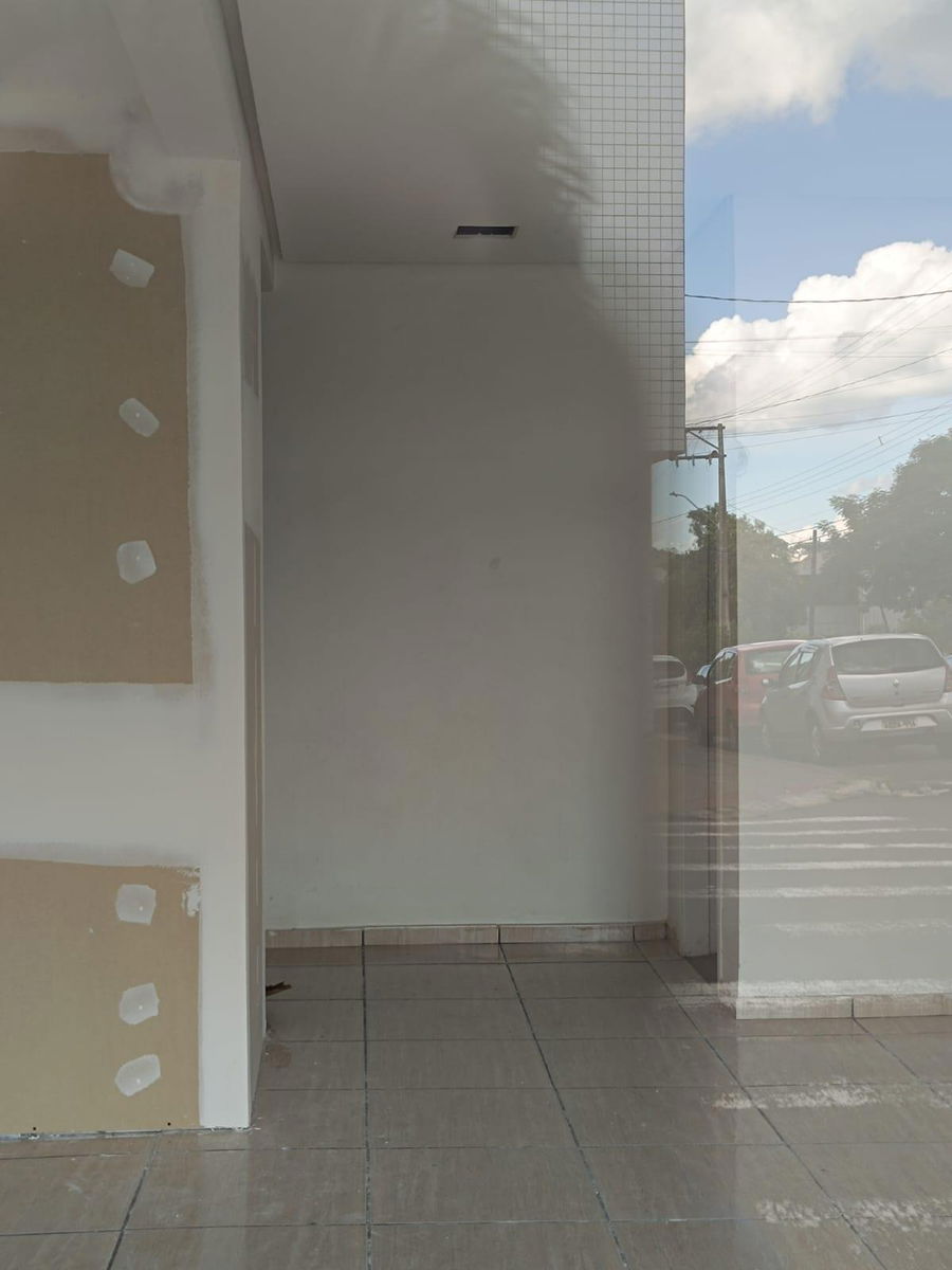 Imóvel com 3 unidades independentes, 2 apartamentos e 1 Sala Comercial