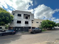Sala comercial e apartamento semiacabados em terreno de 600m²