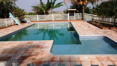 Terreno com 2 residências, piscina e estábulo