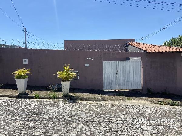 Casa com 2 quartos, área de serviço, vaga de garagem em Divinópolis/MG