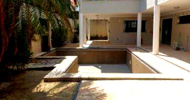 Casa ocupada com 400m² terreno e 378m² construída
