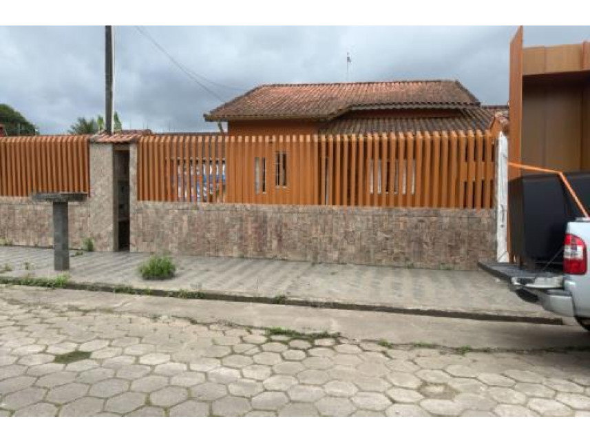 Casa ocupada com 159,83m² construídos e 2 lotes