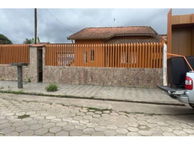 Casa ocupada com 159,83m² construídos e 2 lotes
