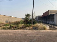 Dois terrenos urbanos desocupados em loteamento residencial