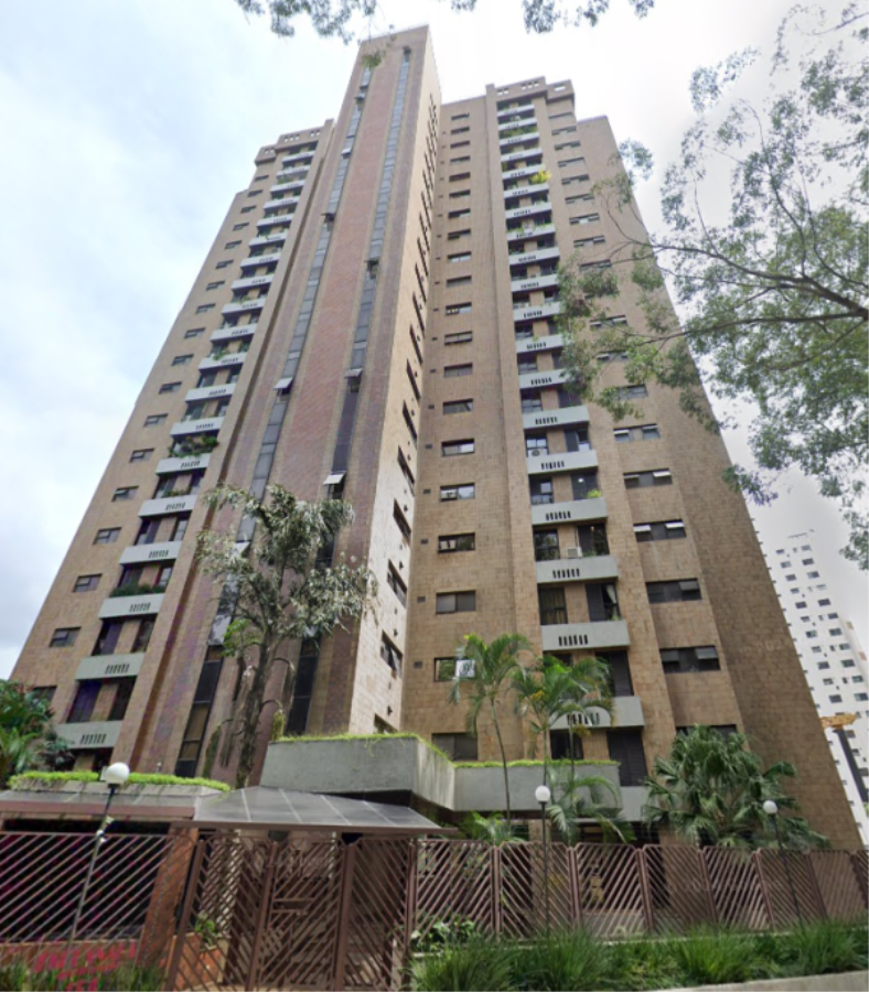 Apartamento com 3 vagas na Vila Suzana -