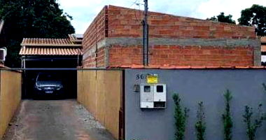 Casa espaçosa com 2 quartos, 2 banheiros e 291 m² construída - Ocupada