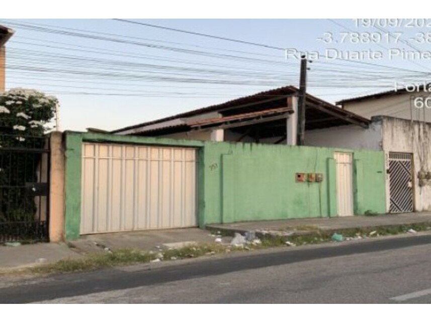 Casa em leilão com 386,50m² de área construída em Fortaleza