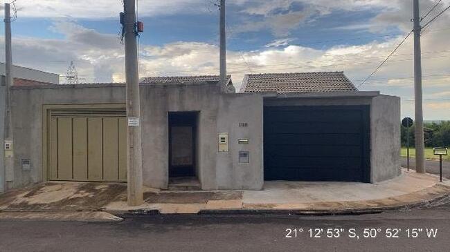 Casa com 2 quartos, 1 banheiro, vaga de garagem e 44,95m² privativos