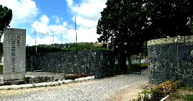 Casa com 2 quartos, 2 banheiros, varanda e 1 vaga de garagem