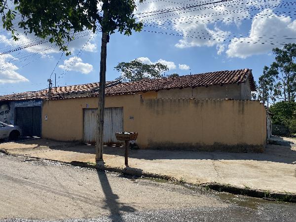 Casa com 2 Quartos e Área de Serviço em Goiânia