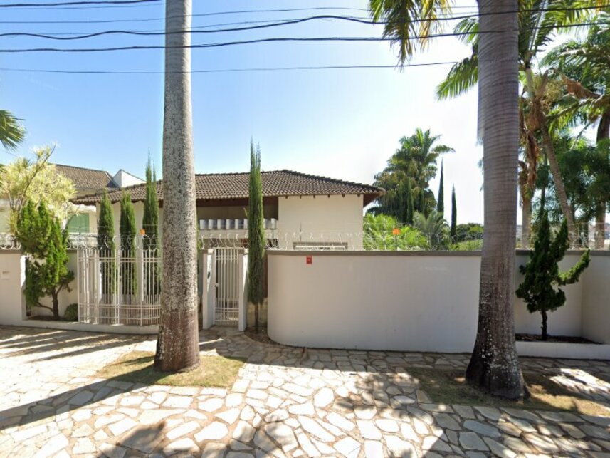 Casa com 4 quartos, 2 banheiros e 1 vaga de garagem