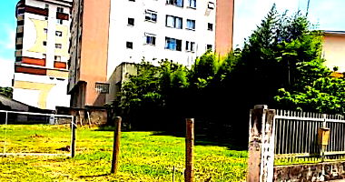 Terreno urbano amplo de 702,53m² no Centro, sem edificações