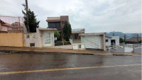 Casa com 2 pavimentos, 3 quartos, 2 banheiros, 177,48m² construída, ocupada