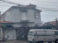 Casa espaçosa com 5 quartos, 2 banheiros e 374 m² construída, ocupada
