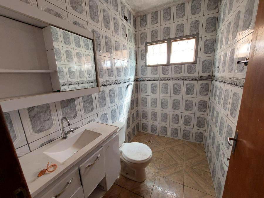 Casa com 3 quartos, 2 banheiros e 1 vaga, área construída 117m²