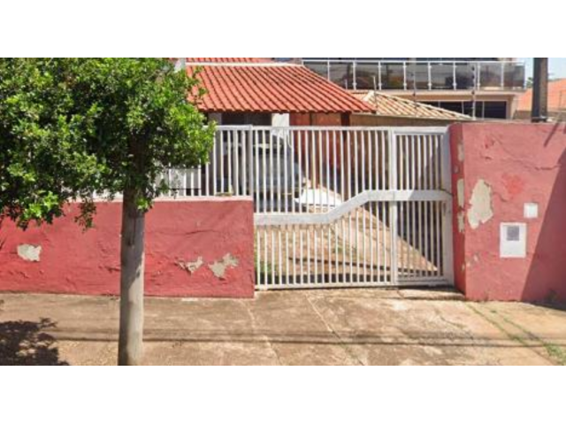 Casa com 67,92m² e terreno de 250m², necessita de reparos