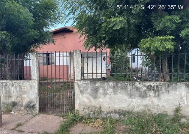 Casa residencial com 2 quartos, ocupada, em Altos - PI