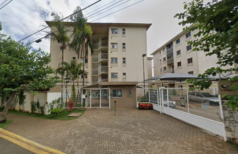 Apartamento térreo com 2 dormitórios e vaga de garagem