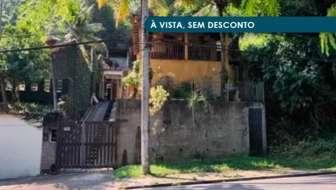 Casa ocupada com 4 quartos e 239 m² construídos