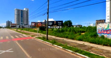 Lote comercial urbano 1.076m² com frente ampla, desocupado