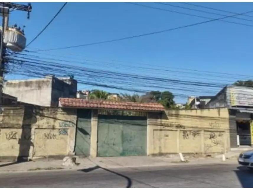 Casa em Leilão com 382m² Construída e Terreno Amplo