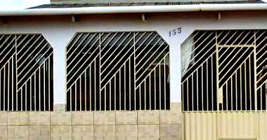 Casa Ocupada com 3 Quartos e 2 Banheiros em Leilão