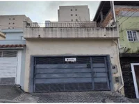 Casa ocupada com 132 m² construídos