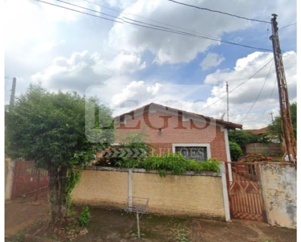 Casa com 253m², 3 quartos, 2 banheiros, edícula e área de serviço