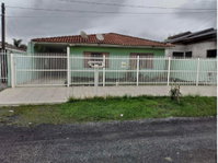 Casa com 3 quartos, 2 banheiros e garagem para 2 veículos