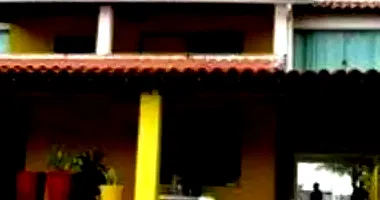 Casa desocupada com 3 quartos, 2 banheiros e 1 vaga
