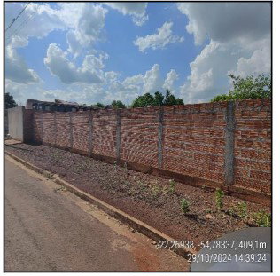 Terreno de 457,42 m², parcialmente, sem construção